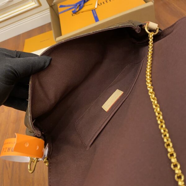 M40718 MEDIUM SHOULDER BAG - Image 9